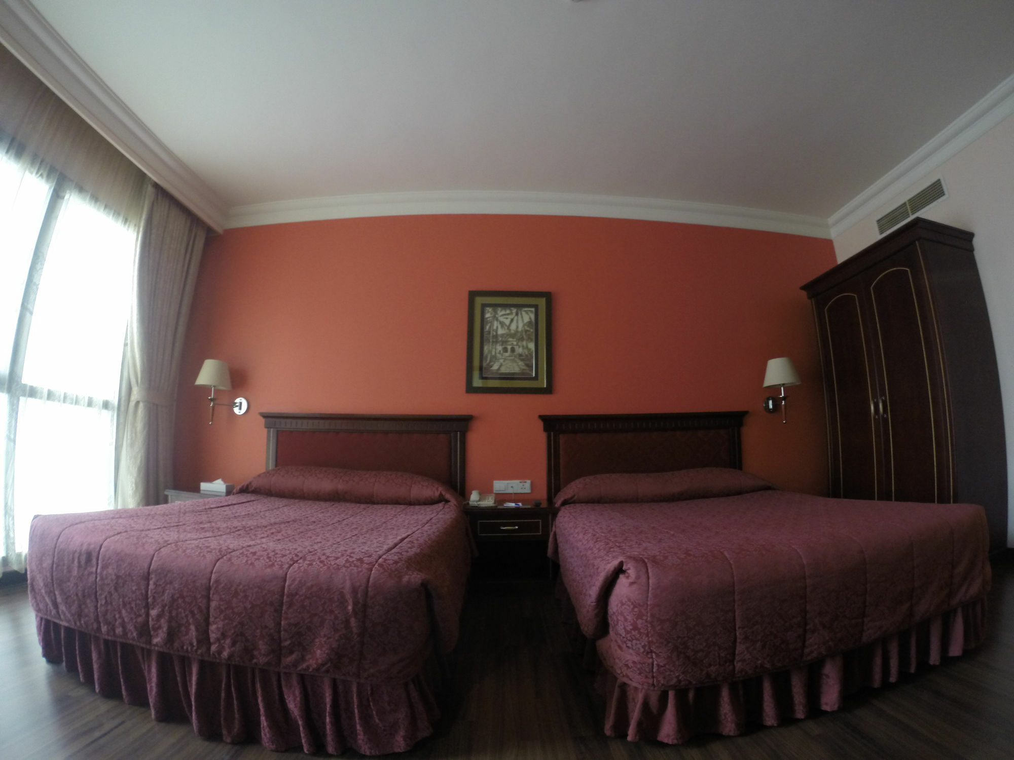 होटल Taj Plaza 4*